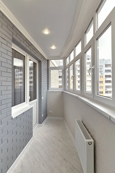Uzun bir apartman balkonunun içinde.