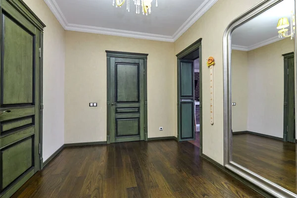 Güzel bir iç mekanı olan giriş salonu.