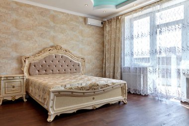 Güzel bir iç mekanı olan yatak odası.