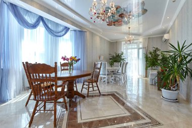 Güzel bir iç mekanı olan oturma odası.