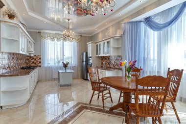 Aletleri olan bir mutfak ve güzel bir iç mekan.