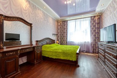 Güzel bir iç mekanı olan yatak odası.