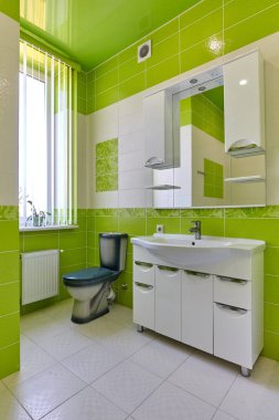 İçi güzel olan bir banyo.