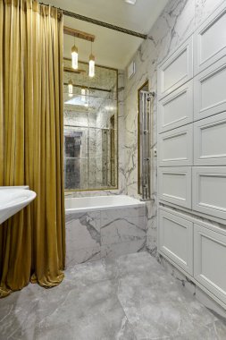 İçi güzel olan bir banyo.