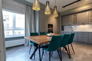 Aletleri olan bir mutfak ve güzel bir iç mekan.