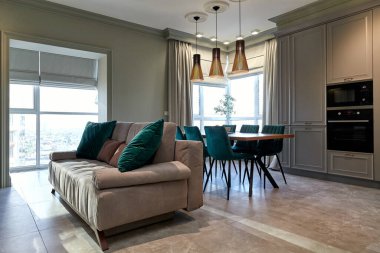 Aletleri olan bir mutfak ve güzel bir iç mekan.