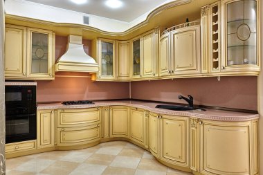 Aletleri olan bir mutfak ve güzel bir iç mekan.