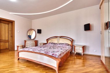 Güzel bir iç mekanı olan yatak odası.