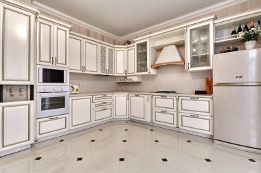 Aletleri olan bir mutfak ve güzel bir iç mekan.