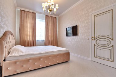 Güzel bir iç mekanı olan yatak odası.