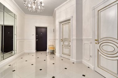 Güzel bir iç mekanı olan giriş salonu.