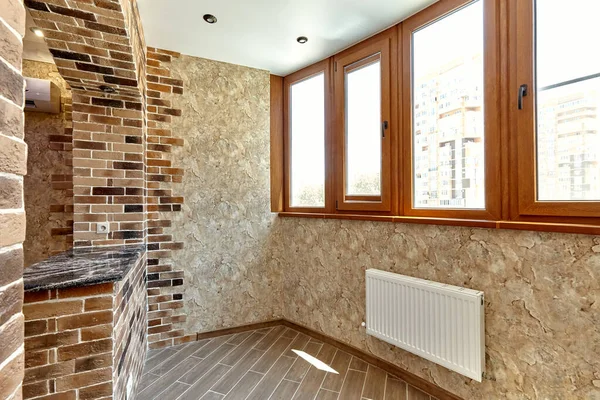 Uzun bir apartman balkonunun içinde.