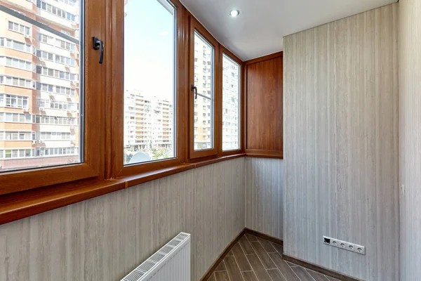 Uzun bir apartman balkonunun içinde.