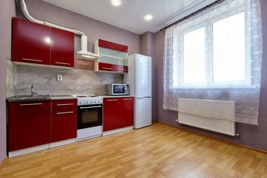 Aletleri olan bir mutfak ve güzel bir iç mekan.