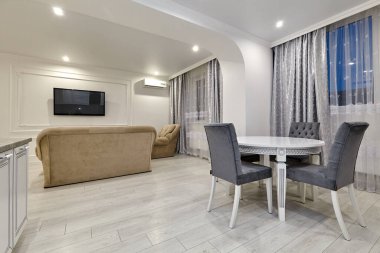 Güzel bir iç mekanı olan oturma odası.