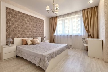 Güzel bir iç mekanı olan yatak odası.