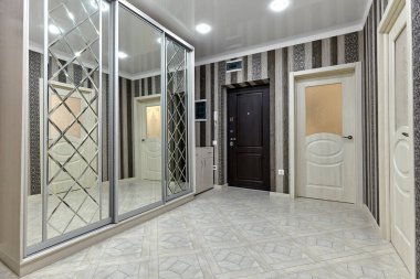 Güzel bir iç mekanı olan giriş salonu.
