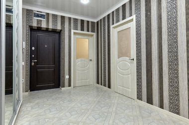 Güzel bir iç mekanı olan giriş salonu.