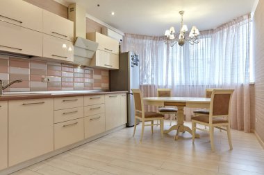 Aletleri olan bir mutfak ve güzel bir iç mekan.