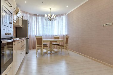 Aletleri olan bir mutfak ve güzel bir iç mekan.