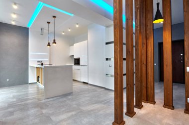 Aletleri olan bir mutfak ve güzel bir iç mekan.