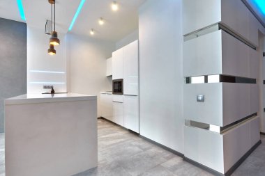 Aletleri olan bir mutfak ve güzel bir iç mekan.