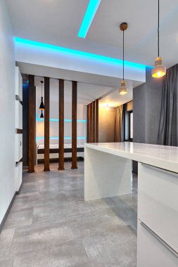 Güzel bir iç mekanı olan yatak odası.