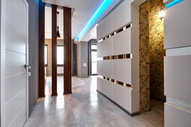 Güzel bir iç mekanı olan giriş salonu.