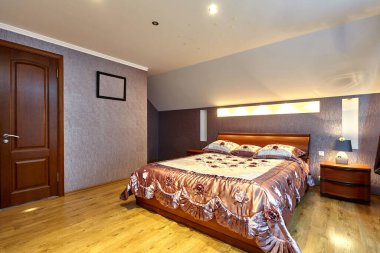 Güzel bir iç mekanı olan yatak odası.