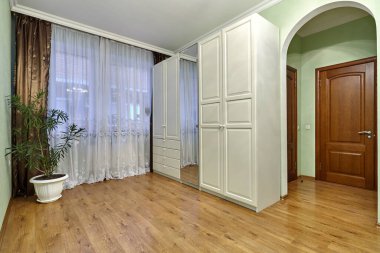 Güzel bir iç mekanı olan giriş salonu.