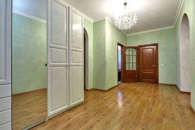 Güzel bir iç mekanı olan giriş salonu.