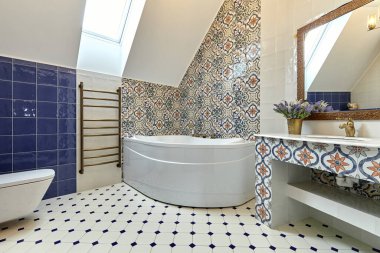 İçi güzel olan bir banyo.