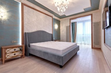 Güzel bir iç mekanı olan yatak odası.