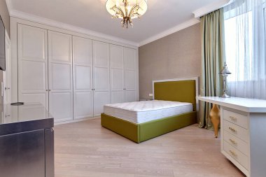 Güzel bir iç mekanı olan yatak odası.