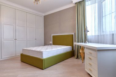 Güzel bir iç mekanı olan yatak odası.