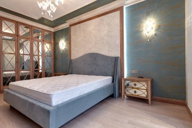 Güzel bir iç mekanı olan yatak odası.