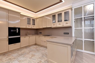 Aletleri olan bir mutfak ve güzel bir iç mekan.