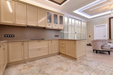 Aletleri olan bir mutfak ve güzel bir iç mekan.