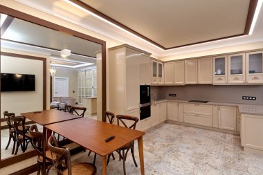 Aletleri olan bir mutfak ve güzel bir iç mekan.