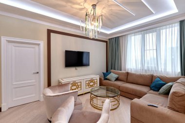 Güzel bir iç mekanı olan oturma odası.