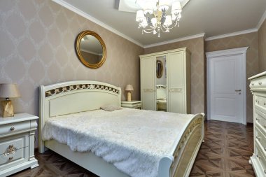 Güzel bir iç mekanı olan yatak odası.