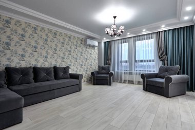 Güzel bir iç mekanı olan oturma odası.