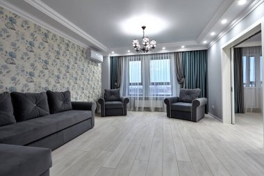 Güzel bir iç mekanı olan oturma odası.