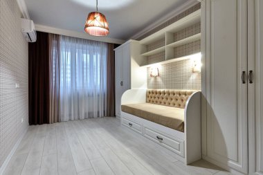 Güzel bir iç mekanı olan yatak odası.