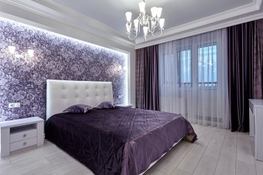 Güzel bir iç mekanı olan yatak odası.