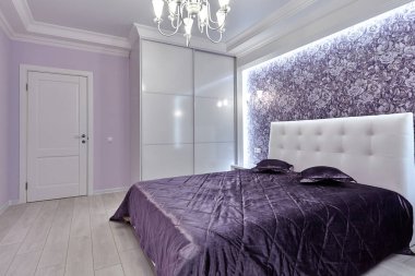 Güzel bir iç mekanı olan yatak odası.