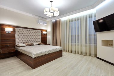 Güzel bir iç mekanı olan yatak odası.