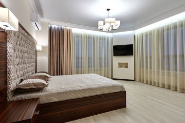 Güzel bir iç mekanı olan yatak odası.