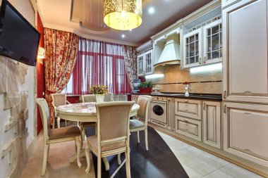 Aletleri olan bir mutfak ve güzel bir iç mekan.