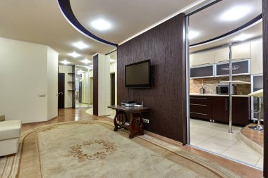 Güzel bir iç mekanı olan oturma odası.